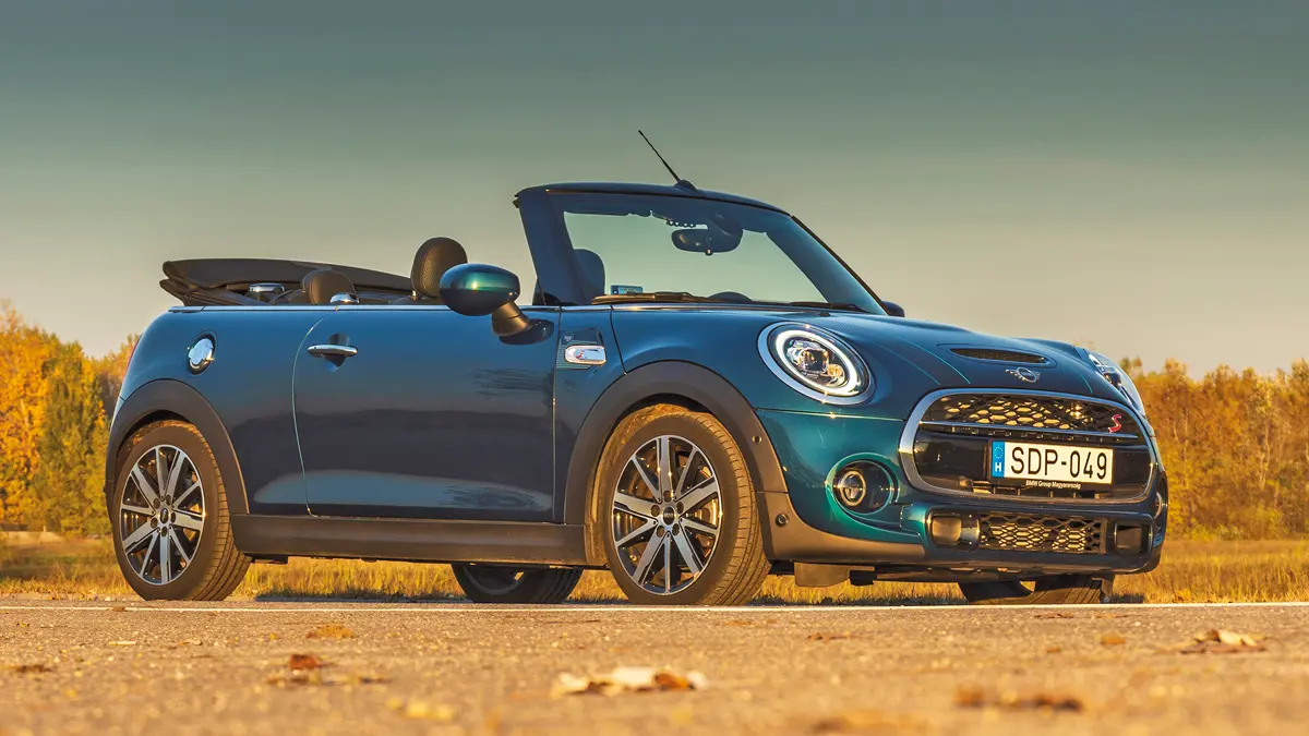 Csomagként és felszereltségként is elérhető a Mini Cooper Sidewalk Edition. A különleges fényezést egyedi 17 colos alufelnik és kék szegélyes, mintás motorháztető csíkok egészítik ki