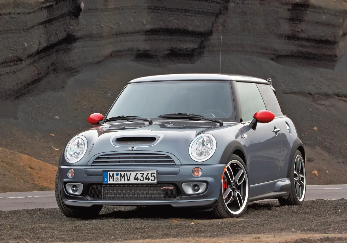 2006-ban, az R53-as generációnál jelent meg a rajongók és most már a gyűjtők egyik kedvence, a Cooper S alapra épített John Cooper Works GP Tuning Kit – csupán 2000 példányt szereltek össze