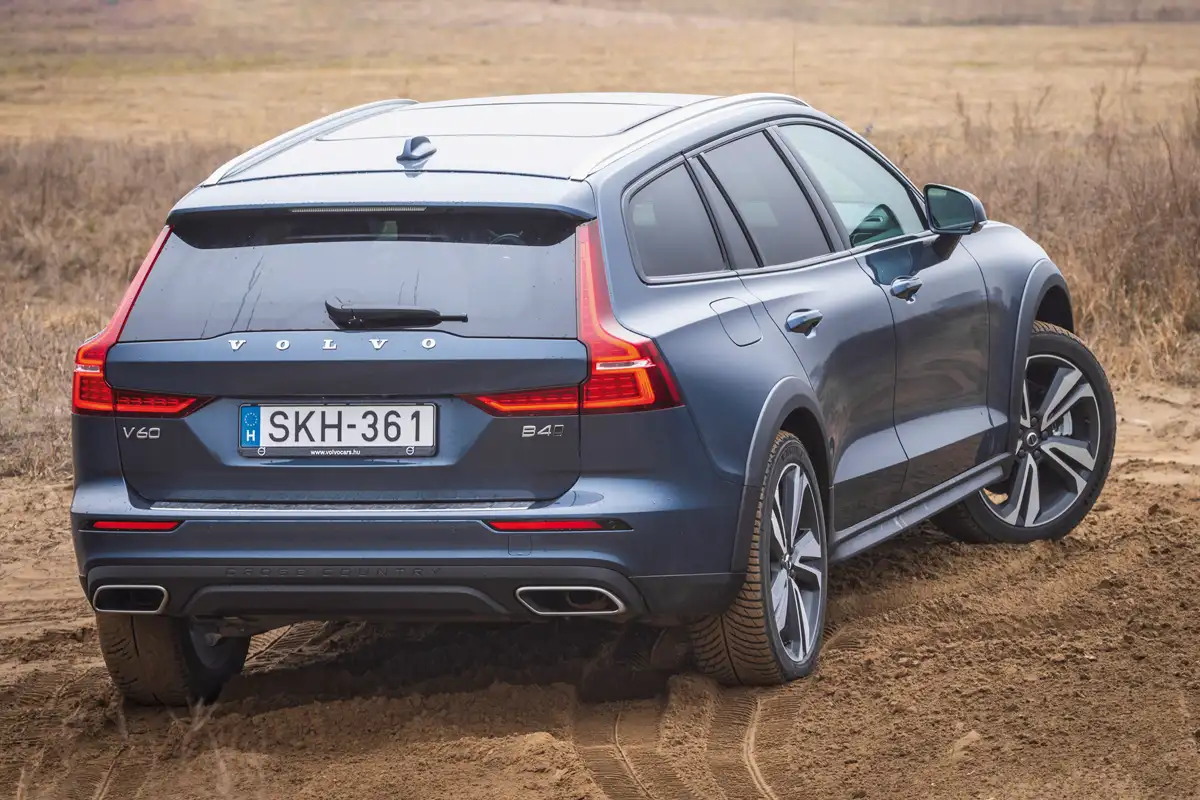 Könnyebb terepen még nem jön zavarba a Volvo V60 Cross Country . A nívósabb Pro változatot a fekete ablakkeretekről lehet felismerni