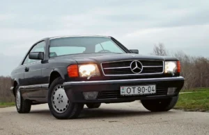 Több mint 30 ezer Mercedes-Benz C126 500 SEC készült és mindig a gazdagok játékszere volt, ezért a példányért is többet fizettek 100 ezer nyugatnémet márkánál