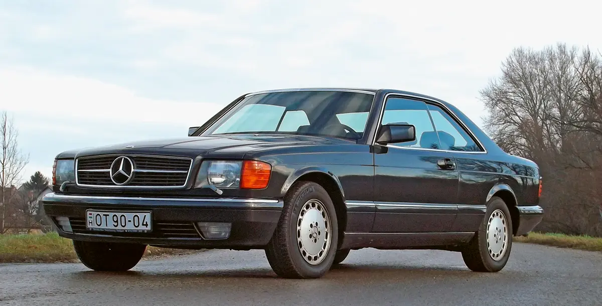 155 mm a hasmagasság. A Mercedes-Benz 500 SEC rövidebb, mint a W126-os limuzin, de így is lenyűgöző jelenség