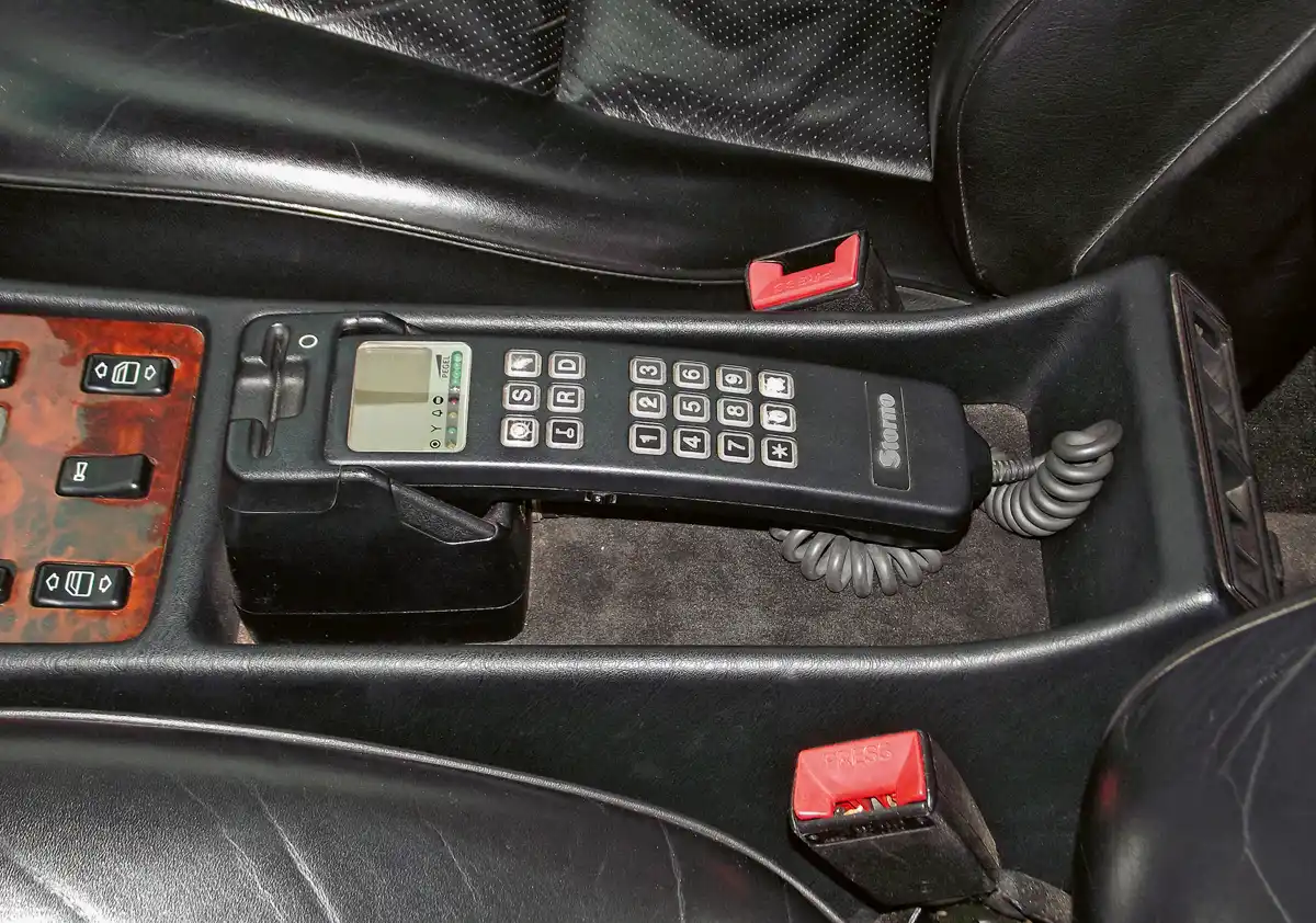 Storno autótelefon. A dán céget 1986-ban felvásárolta a Motorola, de a márkanév csak 1992-ben tűnt el. Maga a készülék működőképes, de az új hálózat miatt használhatatlan