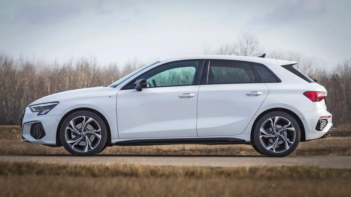 Sportback, azaz Audi-nyelven ötajtós. A gyalogosvédelem és a keresztben álló motor miatt feltűnően hosszú az első túlnyúlás