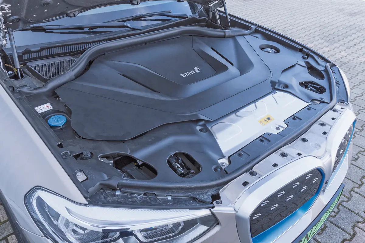 Nincs motor a burkolat alatt, mert hátra építették be