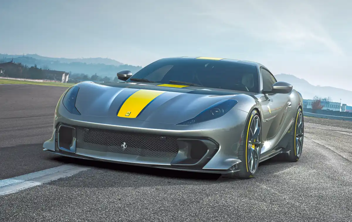 Újdonság az egyetlen középső légbeömlő, de szükség is van a hatalmas nyílásra, mert a Ferrari 812 V12-ese pokoli hőt termel
