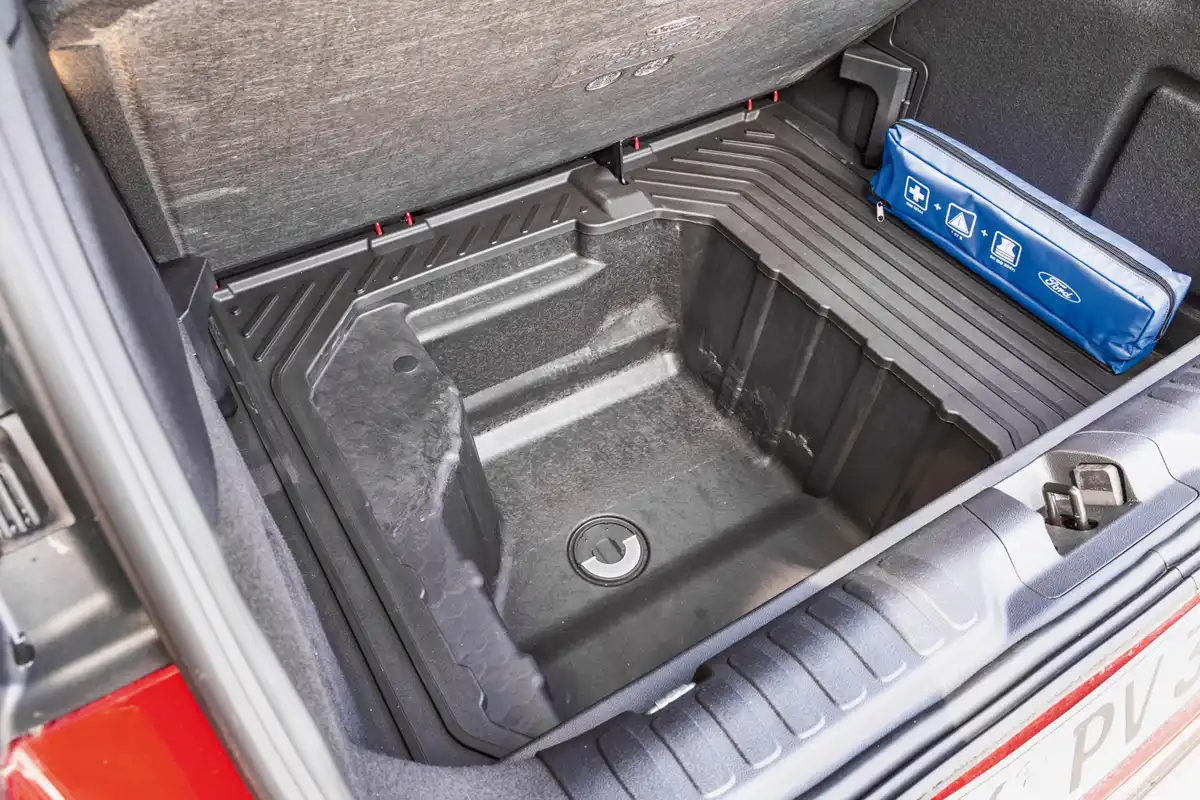 Ez a MegaBox, alul a dugóval, ami könnyen kivehető