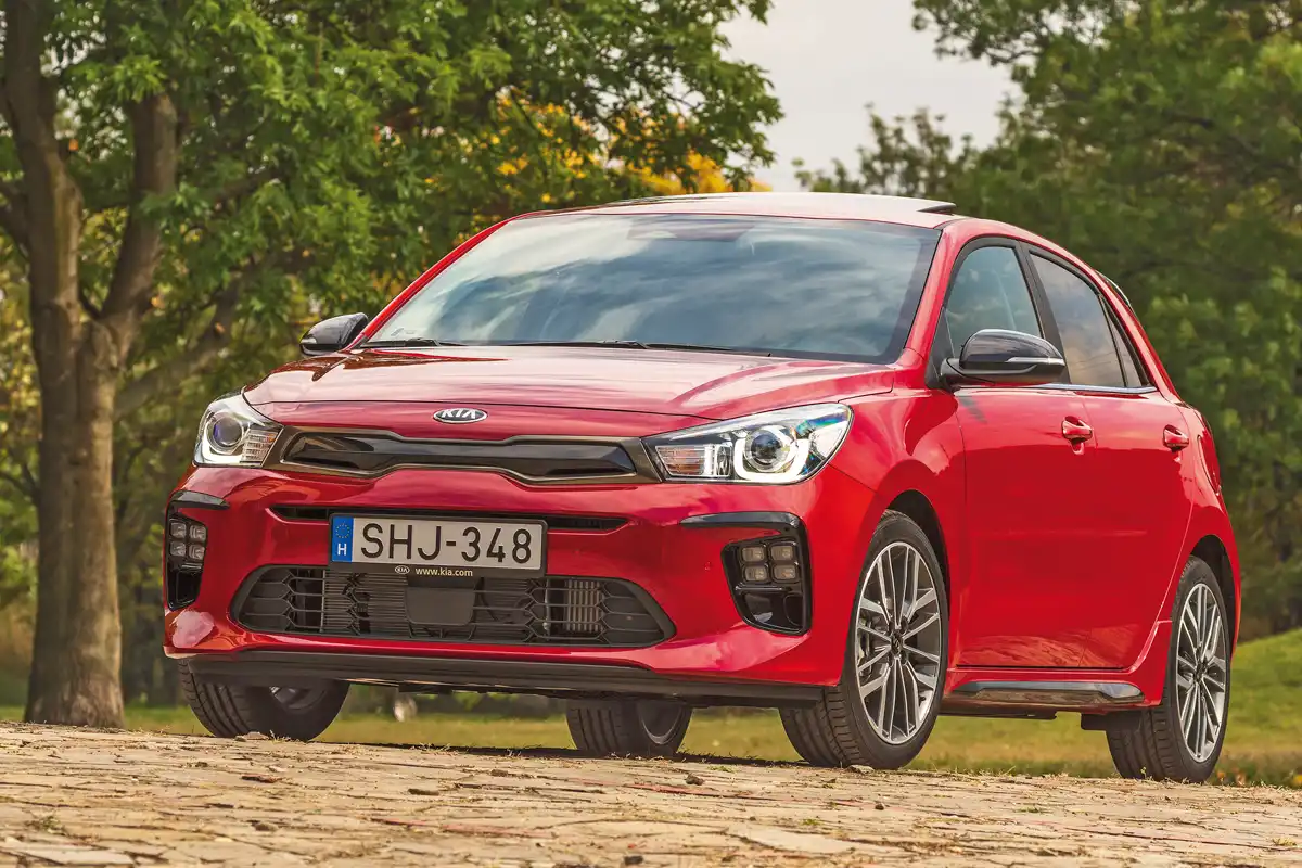 Sportos, de nincs túlcicomázva a Kia Rio. A felfüggesztés feszesebb, mint az olcsóbb Riókban, ám még így sem ráz kényelmetlenül