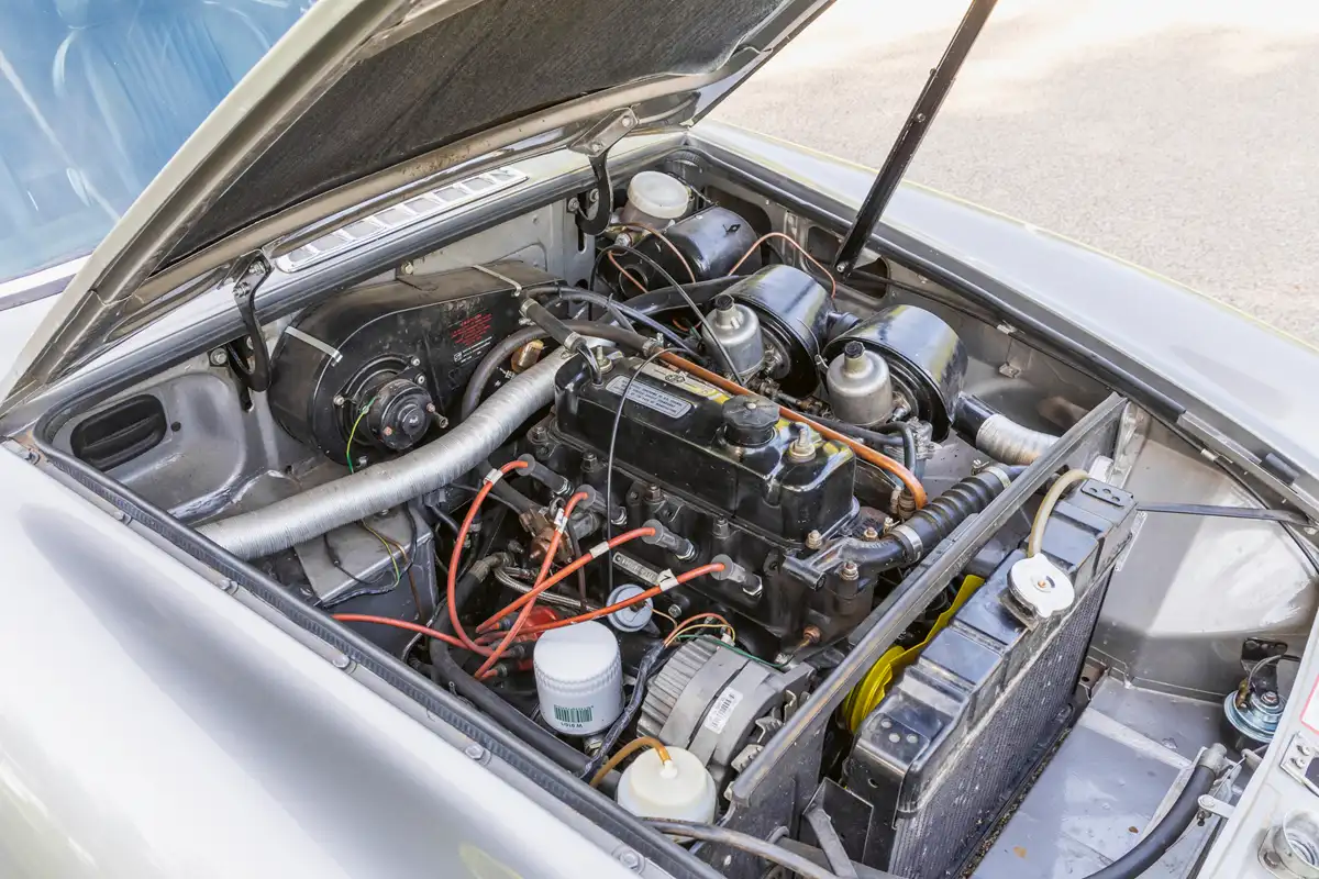 Klasszikus recept: hosszában beépített motor, hátsókerék-hajtás. A tetőt nem teleszkóp, hanem mechanikus (kétrészes) kitámasztó tartja – nem romlik el