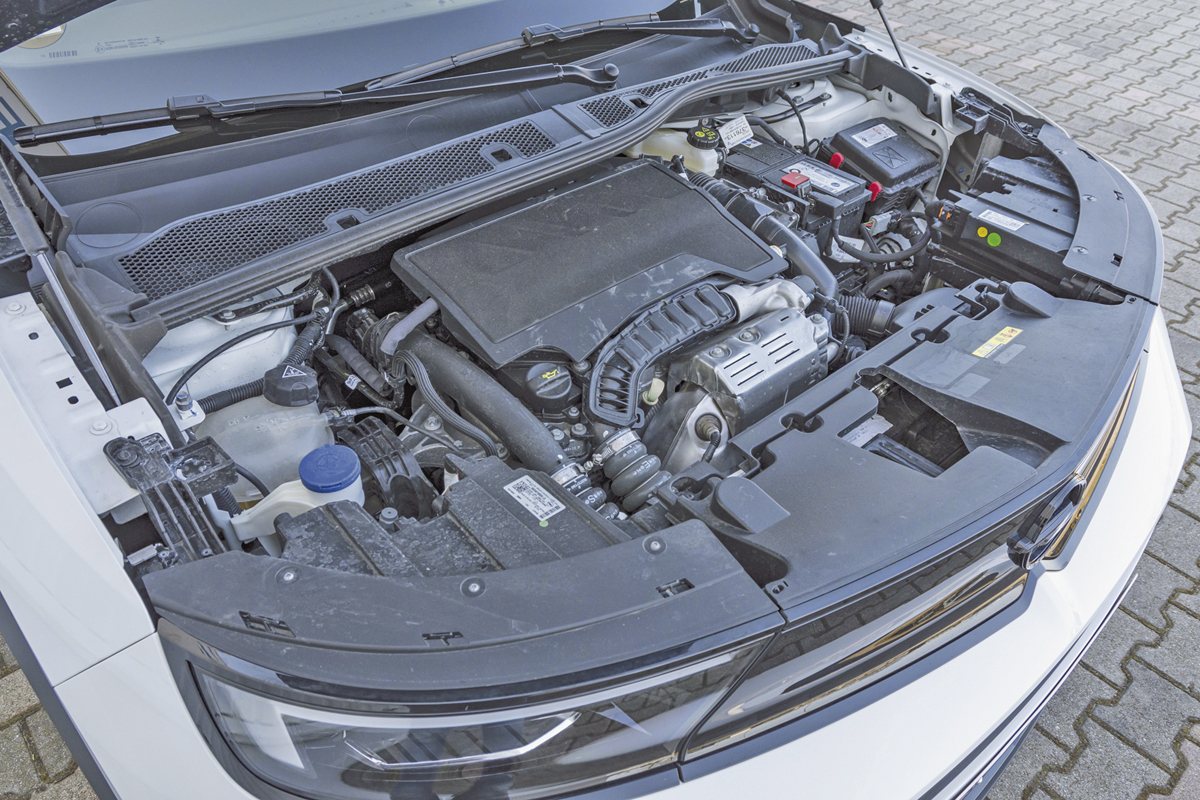 Újabban nincs semmiféle márkajelzés a PSA-Opel motorburkolatain, laikus nem mondja meg, éppen melyik márkával van dolga