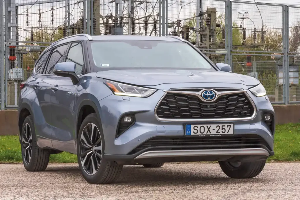 Nem különösebben karakteres a Toyota Highlander, más (japán) gyártó emblémájával is eladható lenne. Csak az alapmodell kap 18 colos alufelniket, a többi Highlander már 20-asokon gurul