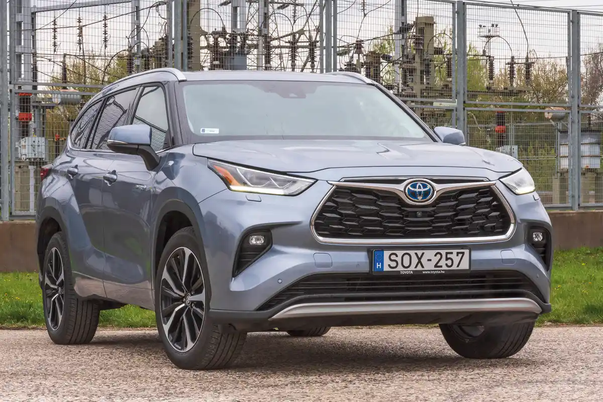 Nem különösebben karakteres a Toyota Highlander, más (japán) gyártó emblémájával is eladható lenne. Csak az alapmodell kap 18 colos alufelniket, a többi Highlander már 20-asokon gurul