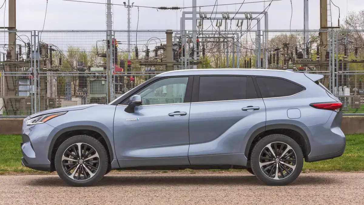 Érdekes domborítással próbálták feldobni az amúgy sematikus formát, a lemezek illesztése nem egyforma, különbözőek a hézagok. A Toyota Highlander gázlómélység 400 mm