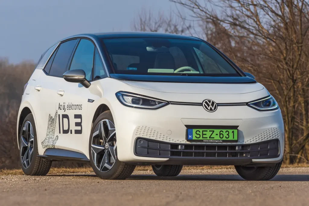 Letisztult tojás, a Volkswagen ID.3  alaktényezője 0,27. A Mátrix-LED fényszórók ügyesek, a fényerejük is meggyőző