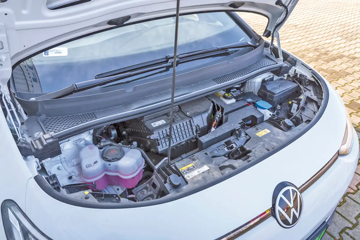 Ez nem a gépház, a 204 LE-s villanymotor a hátsó kerekek között található