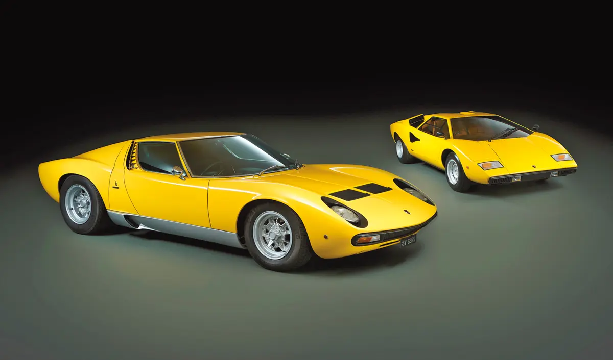 Előtérben a legendás Miura, mögötte a hivatalosan csak 1974-től örökébe lépő Lamborghini Countach LP400