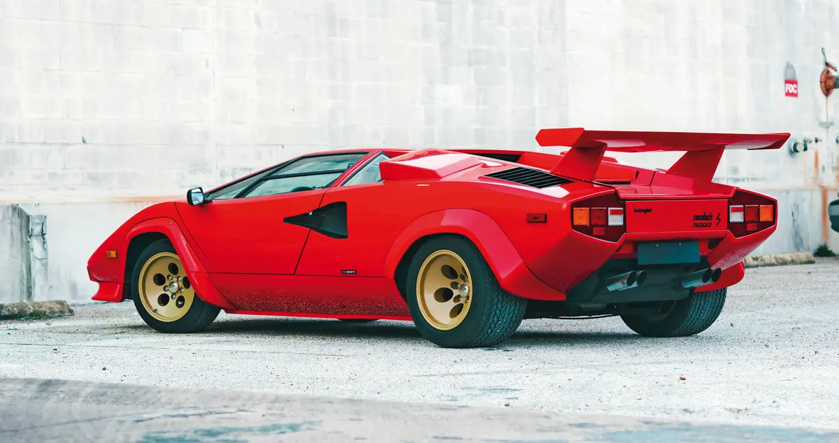 Kamasz fiúk ezreinek szobafalát díszítette az 1980-as évek extrém megjelenésű álomautója, a Countach LP5000 S