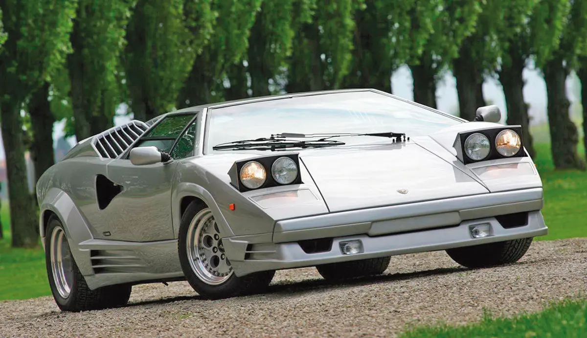 A Lamborghini Countach 25th Anniversary, az ünnepi kiadás – ebből gyártották a legtöbbet. A korábbinál kisebb hátsó szárnyat ehhez opcióként kellett megvenni