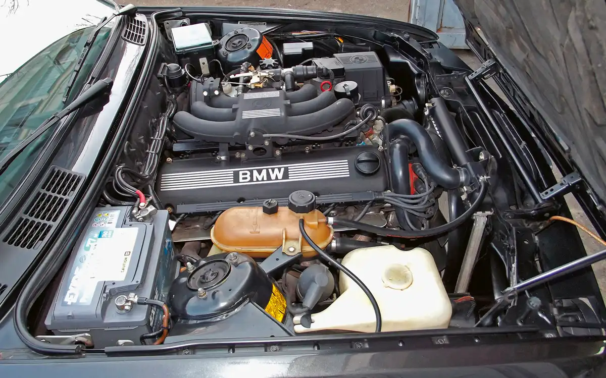 Az M20B25 jelű erőmű fogasszíjas vezérlésű, Bosch Motronic befecskendezés eteti