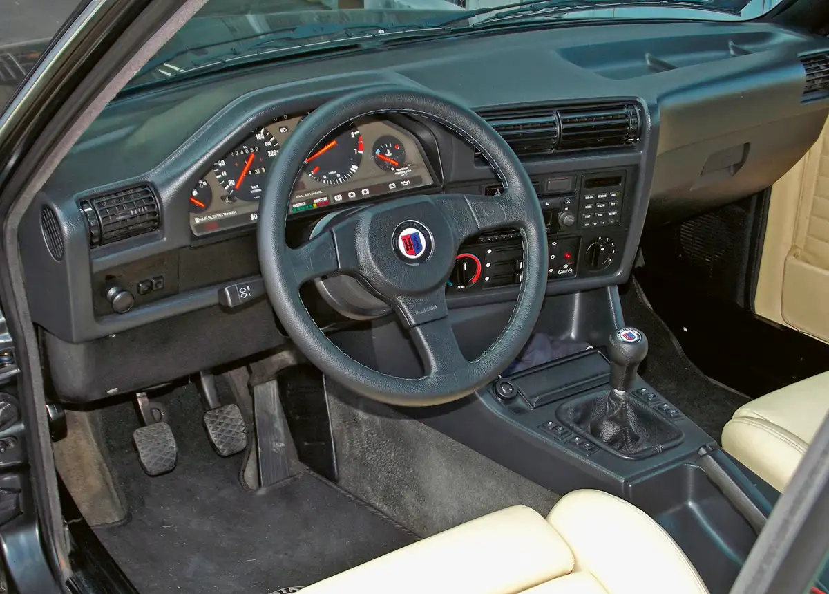 Nem túl nagy a hely, de kellemes itt ülni, a vezető felé forduló középkonzol az E21 óta BMW védjegy