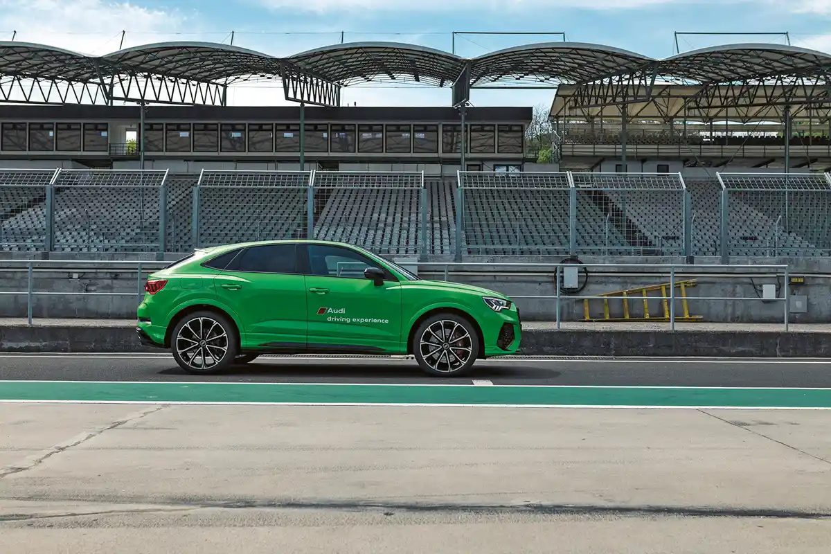 Ez a Sportback, azaz a normál RSQ3 sportosabb, ha úgy tetszik kupésabb tetővonalú kiadása. Kanyarokban is nagyon él, hiába magas építésű