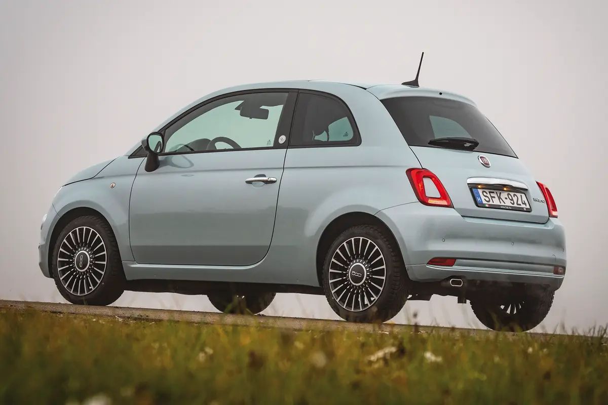 Színre fújt lámpabetétjeikről ismerhetők fel az újabb Fiat 500-asok. A rakodóperem magas, 690 mm-es