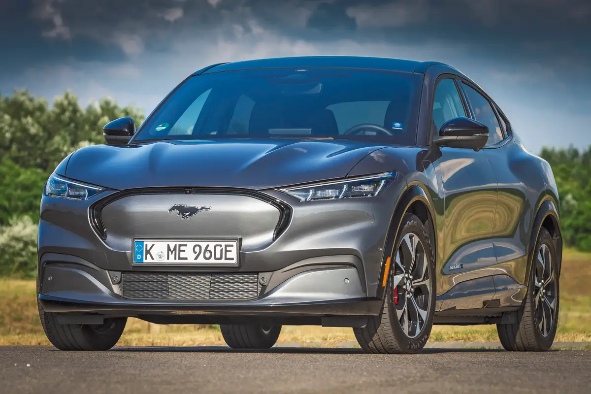 Vágtató póni villanymotoros SUV-on? A Ford ad rá időt, hogy megszokjuk az új Mustang Mach-E-t. Izgalmas színek, mint világoskék, narancs, élénkzöld sajnos nincsenek, a LED fényszórók alapból járnak