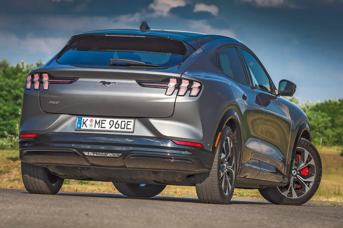 Széles hátsó domborulataival és álló csíklámpáival innen hasonlít a legjobban a hagyományos Ford Mustanghoz. A rakodóperem 760 mm magas, az ajtót villanymotor mozgatja