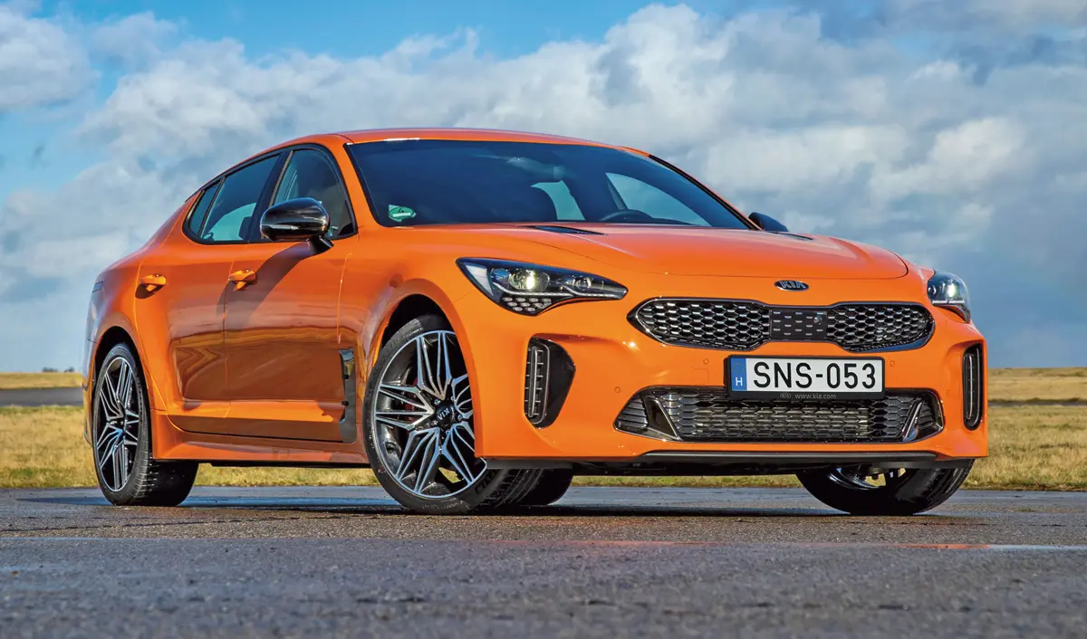 Kia Stinger – a GT Concept alapján kifejlesztett utcai autó jelenti az európai kínálat csúcsát, egy olyan gran turismo, amire bemutatásakor senki nem számított a Kiától. A 3,3 l-es V6-os turbómotor 366 LE-s és 270 km/h-ig gyorsítja az összkerékhajtású GT-t