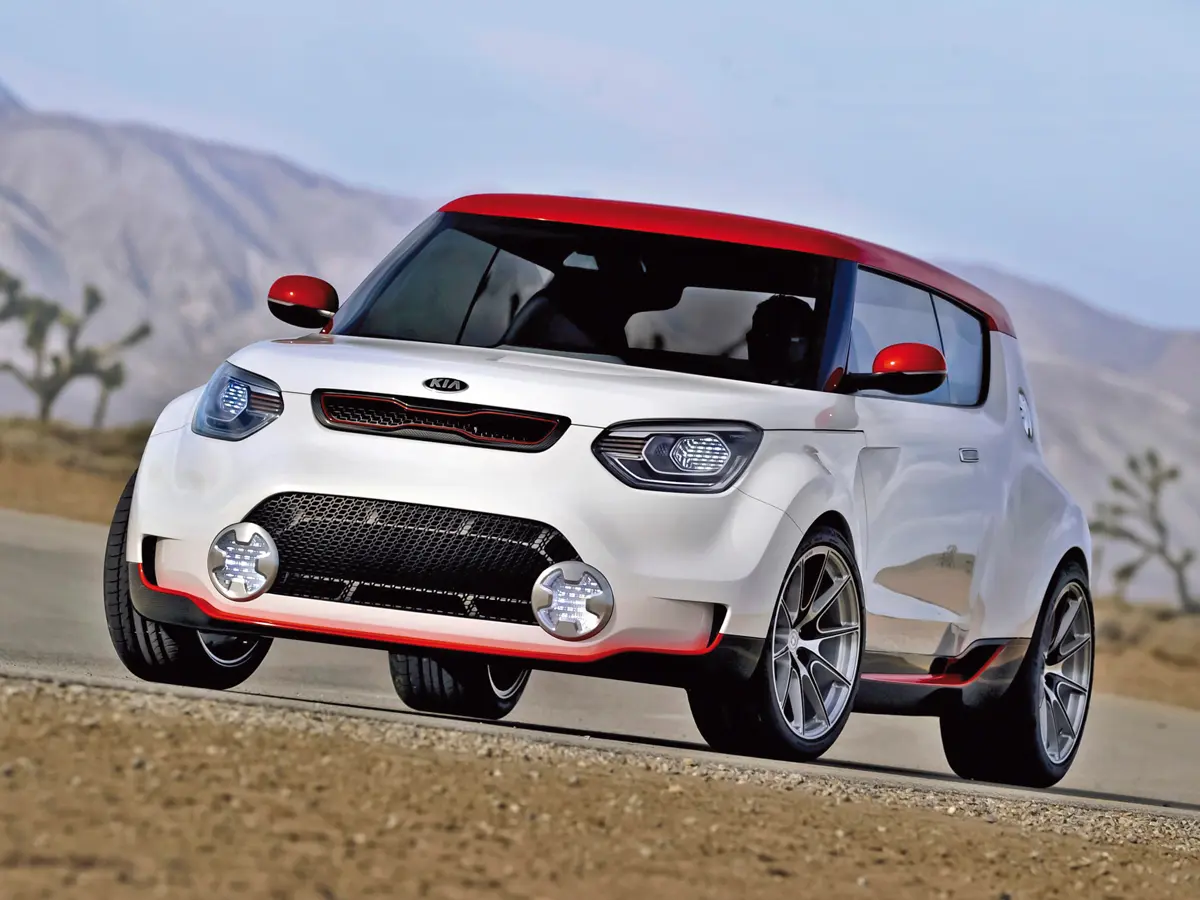 Kia Track’ster Concept (2012) – a Soul remek alap volt különféle tanulmányokhoz. A háromajtósra kurtított, leültetett, összkerékhajtású Track’ster orrába 2,0 l-es, 250 LE-s turbómotor került hatfokozatú kéziváltóval, a fékeket a Brembótól vették. Kár, hogy nem került forgalomba...