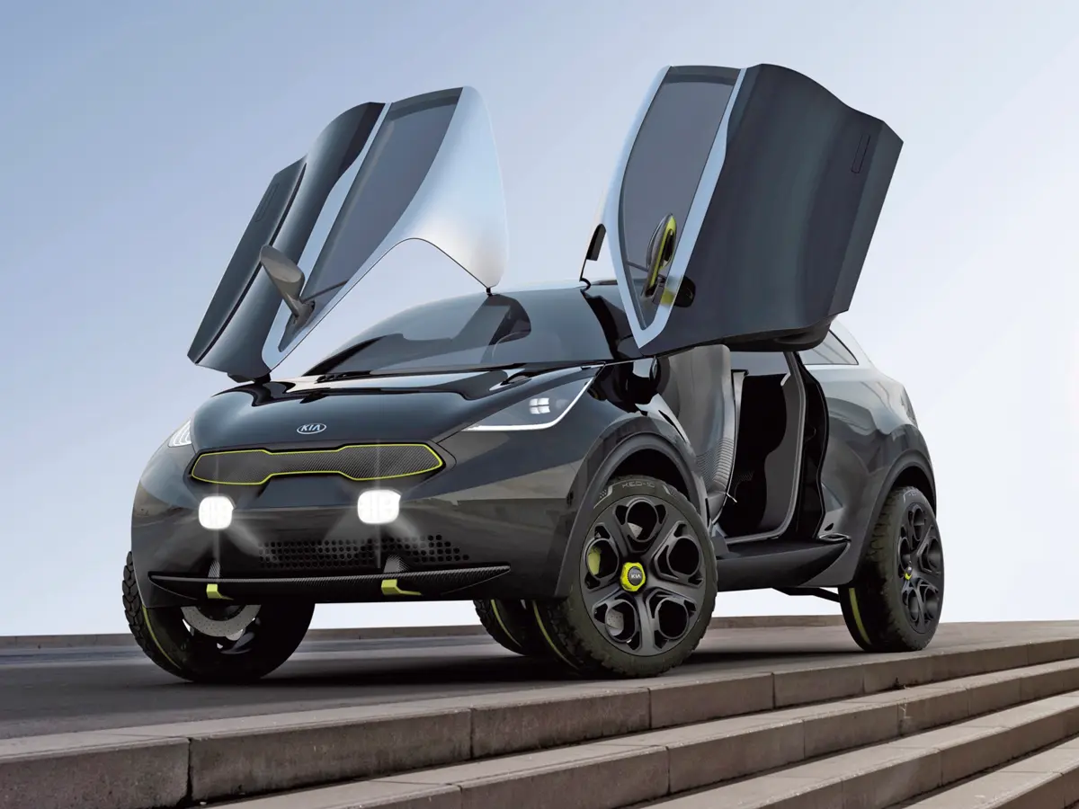 Kia Niro Concept (2013) – ollószerűen nyíló ajtók, 2+2 üléses, kétajtós karosszéria, hatalmas kerekek. A hibridként és villanyhajtással egyaránt elérhető Niro máshogy él bennünk, pedig innen indult. Egyébként ez a tanulmány is hibrid, sőt összkerekes: az 1,6-os turbós benzines (160 LE) az első, a 45 LE-s villanymotor a hátsó kerekeket hajtja