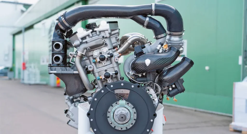 A Koenigsegg Freevalve-vezérlésű 2,0 l-es benzinese 608 LE-re képes, nyomatéki csúcsa 600 Nm