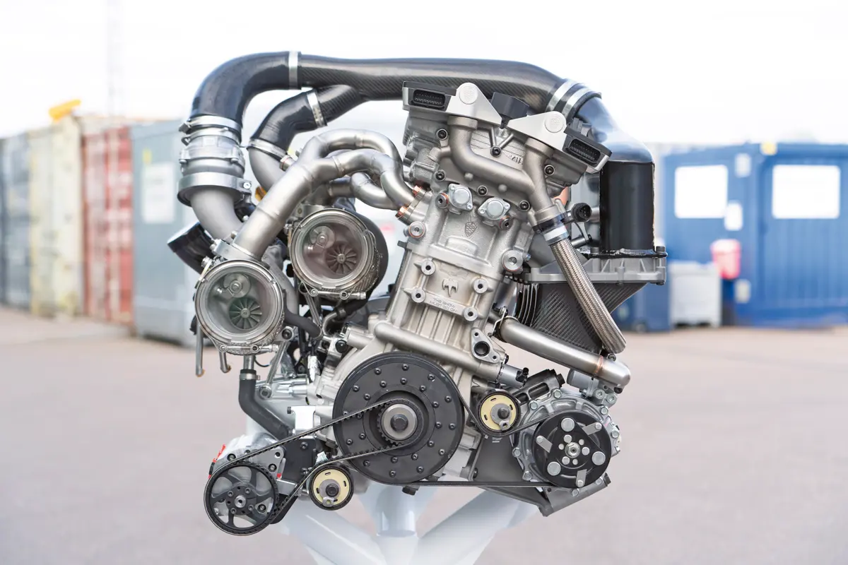 A motort két fix geometriájú turbó tölti. Alacsony fordulaton és kis terhelésnél csak az egyik dolgozik