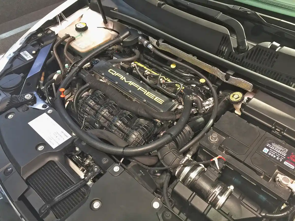 Prototípusmotor egy Qoros 3-as orrában. 1,6-os, turbós és 230 LE-s (320 Nm), miközben 20 kilóval könnyebb az alapját adó hagyományos vezérlésű, 160 LE-s (210 Nm) változatnál
