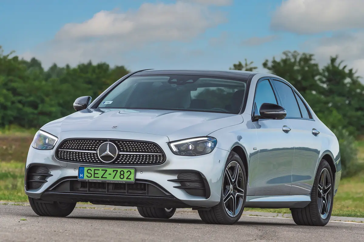 Vakdugós nyílások jelzik, hogy nem igazi AMG, a Mercedes-Benz E 300, a rendszám alatt aktív lamellák vannak. A LED fényszórókért nem, de a Multibeam rendszerért fizetni kell – kár sajnálni rá a pénzt
