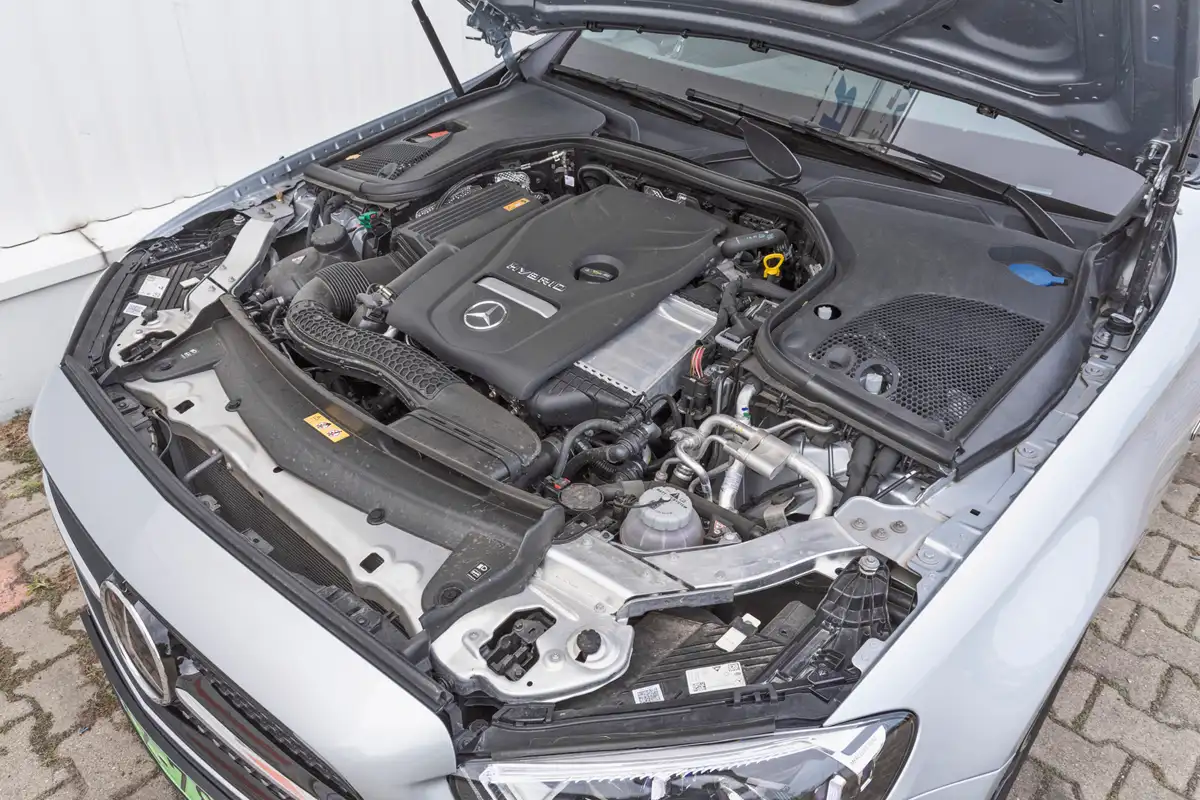 320 LE-t és 700 Nm-t mozgósít az E 300 e, ha mindent csúcsra járatunk