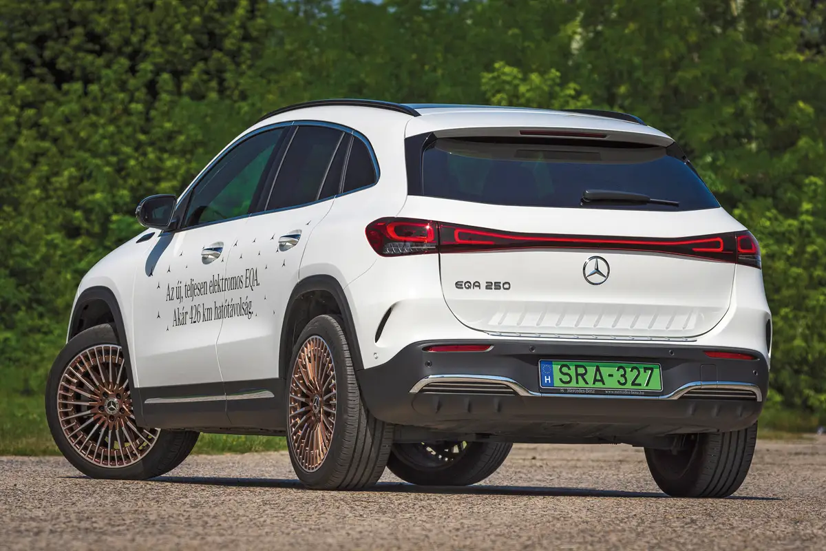 Nem igazi terepjáró a Mercedes-Benz EQA 250 Edition 1, de nem is „földszintes”, mint az EQC. Hátulról az új lámpa különbözteti meg a GLA-tól