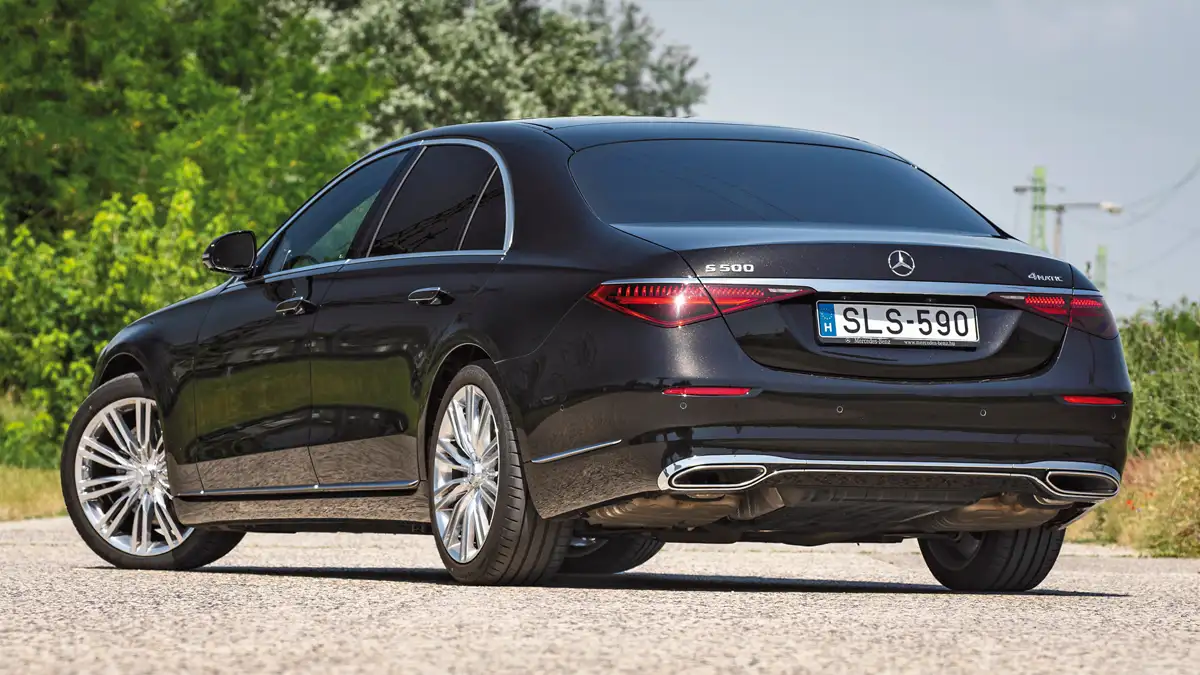 Hátul változott a legtöbbet a Mercedes-Benz S 500, a CLS-ét és a CLA-ét másoló lámpák az S-en sem mutatnak rosszul. Krómból pont annyi van, amennyi ízléses
