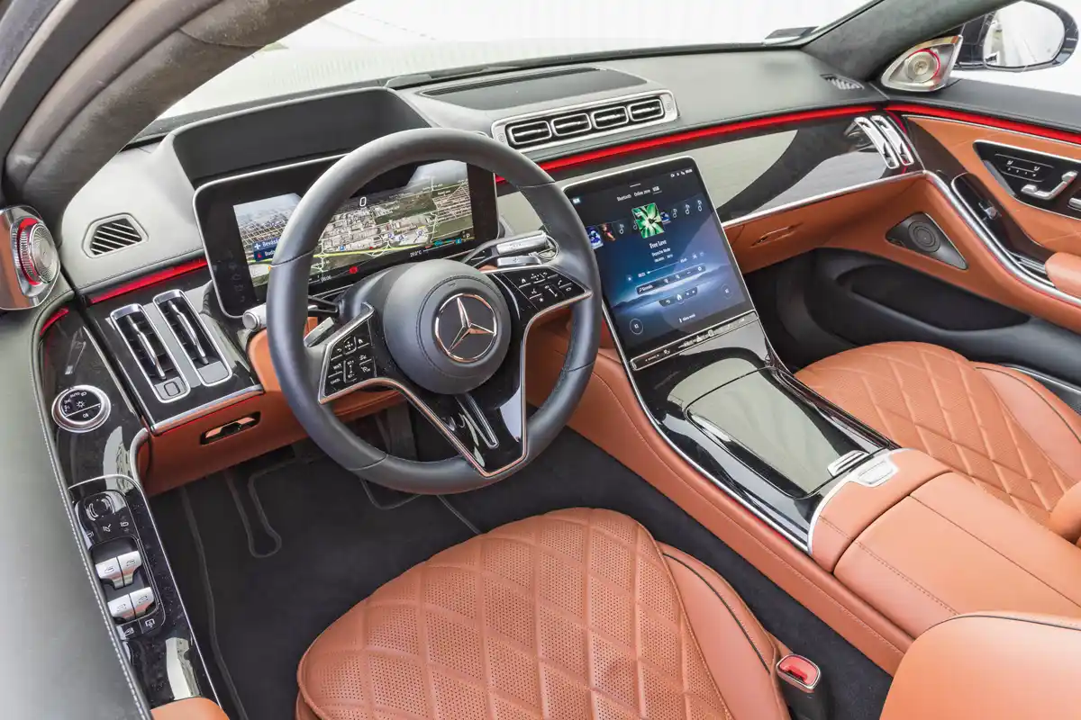 Ez az új Mercedes-Benz séma, már a friss C-ben is ilyen a pult. A 3D-s műholdas térkép követi a fejmozgásunkat a 12,3 colos kijelzőn, de fárasztja a szemet. Minden funkció érintős, nekünk hiányzott egy-két fizikai gomb (pl. hangerő)