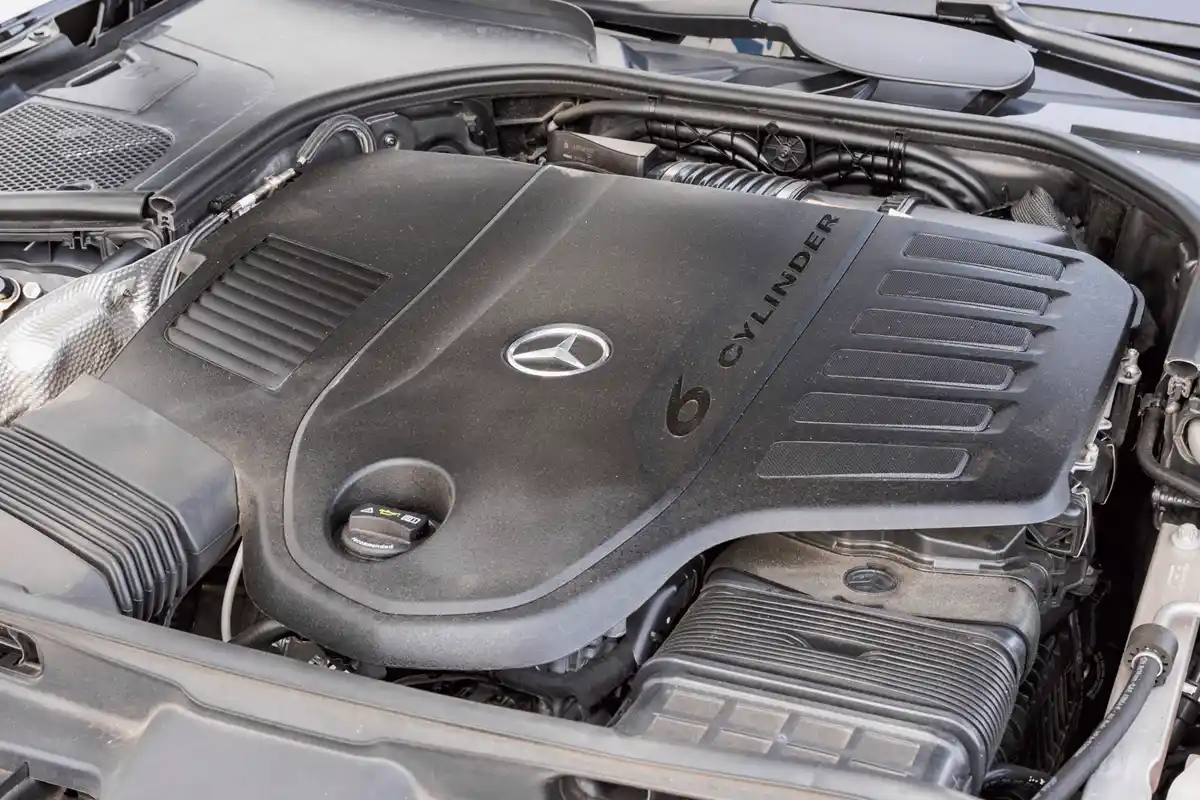 V8 helyett mostantól soros hathengeres viszi az S 500-ast, amely a többi Mercedeshez hasonlóan könnyű hibrid (MHEV)