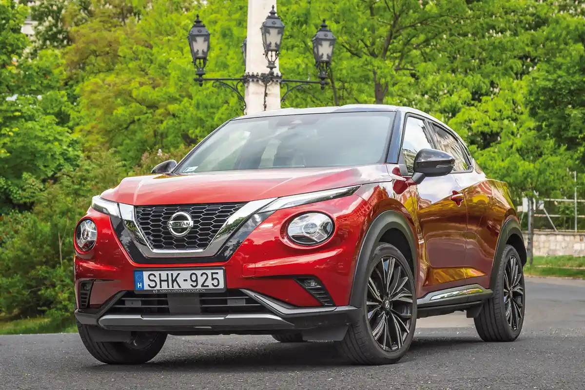 Régi nóta, új hangszerelés: a Nissan Juke még mindig különc megjelenésű, de a hétköznapi életben is jól használható. A fényszórók minden változat esetén diódásak, a ködfényekért fizetni kell