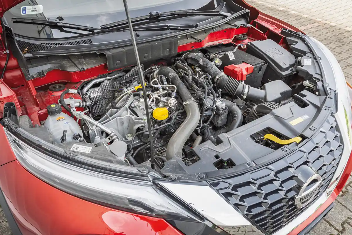 Burkolat nélkül kaotikus látványt nyújt gépház, a Renault-eredetű turbós benzines itt a Juke-ban 114 LE-s