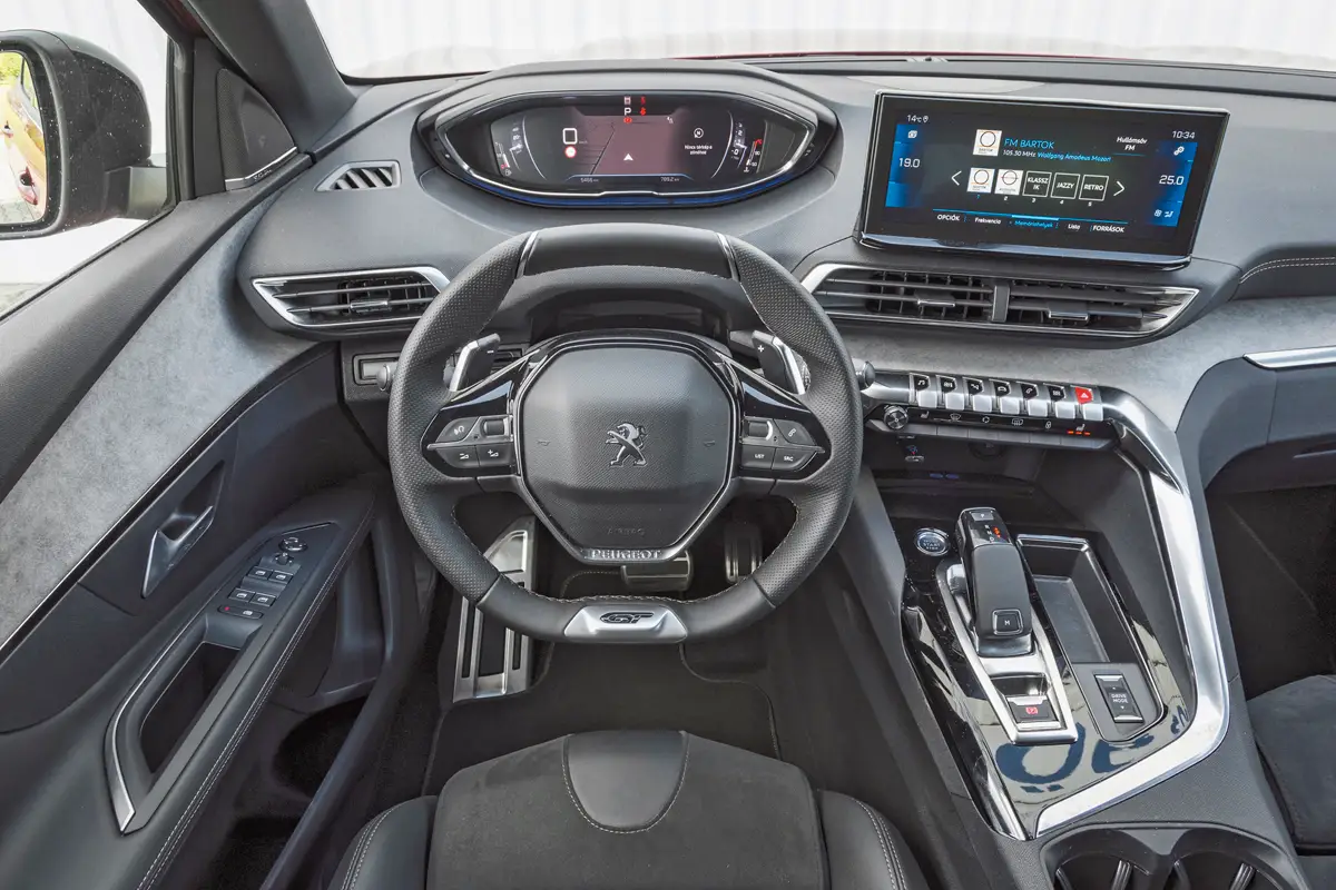 Évek múltán is különleges az i-Cockpit kialakítás. Javult az összeszerelési minőség, a korábbinál pontosabbak az illesztések, a középső kijelző 10,0 colos képátlójú