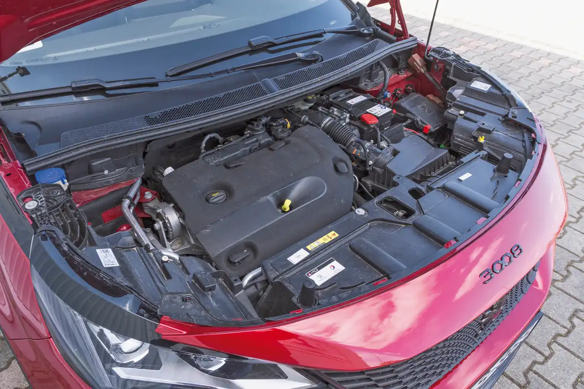 Alkatrészhiány miatt jelenleg áll a 2,0 l-es dízel gyártása. A 180 LE és 400 Nm nyomaték csodás utazóautót farag a 3008-asból, miközben az étvágya alacsonyan tartható