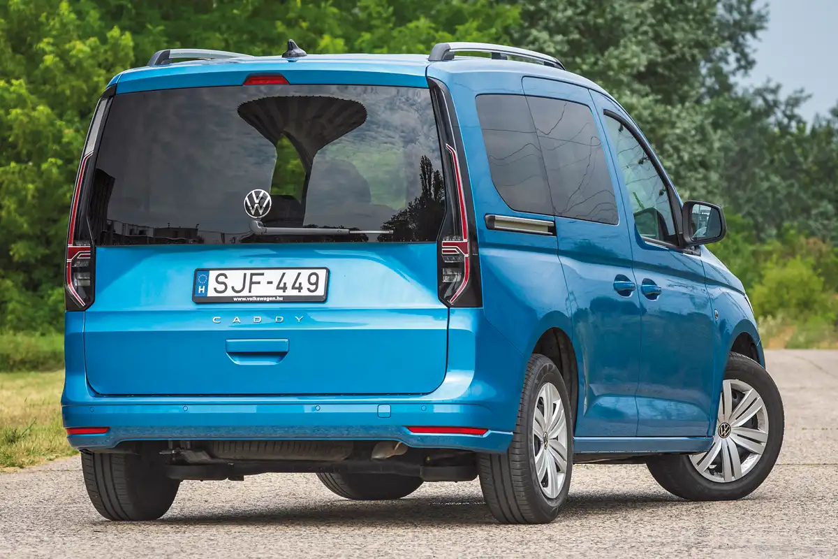 A Volkswagen Caddy hátfala függőleges, segédek nélkül is könnyű a tolatás. A felfelé nyíló nagy ajtó miatt kalkulálni kell a hellyel az autó mögött