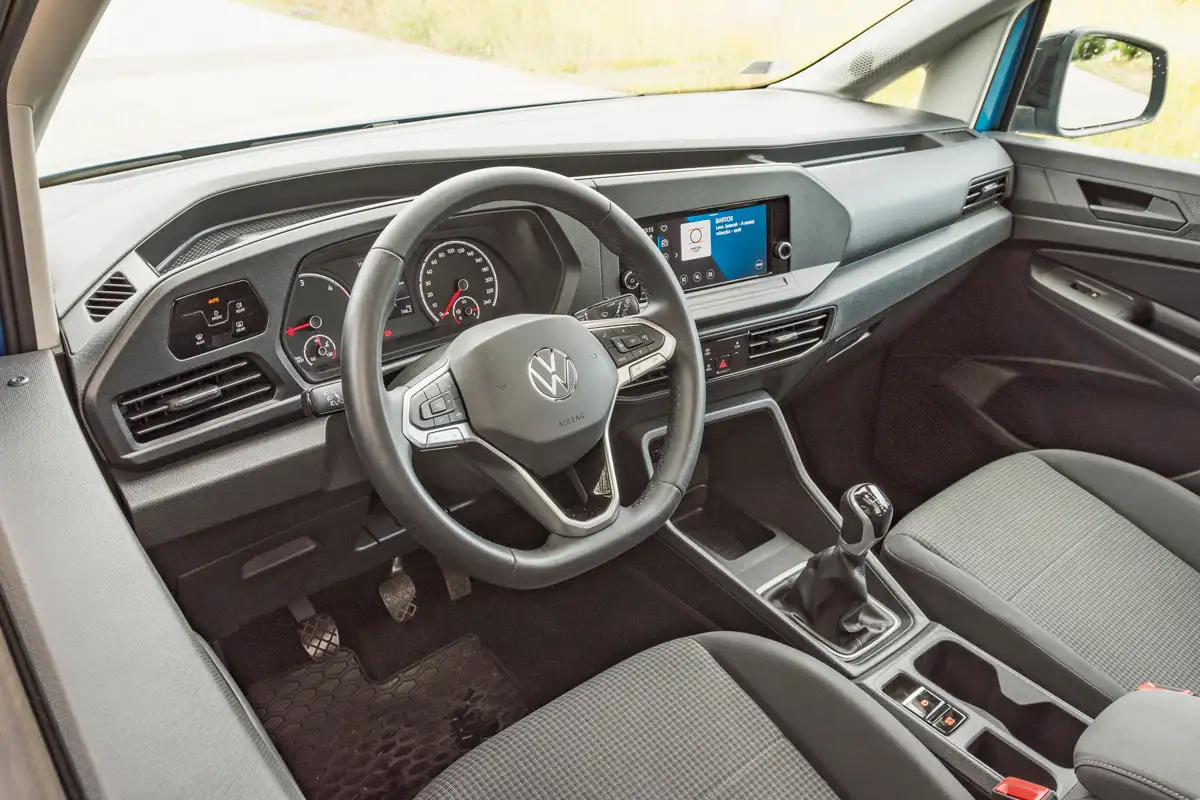 Mint munkahely, nem rossz a Volkswagen Caddy, de lohasztó a sok kemény műanyag. A pedálrend hibátlan, a rögzítőfék elektromos és van Auto Hold is