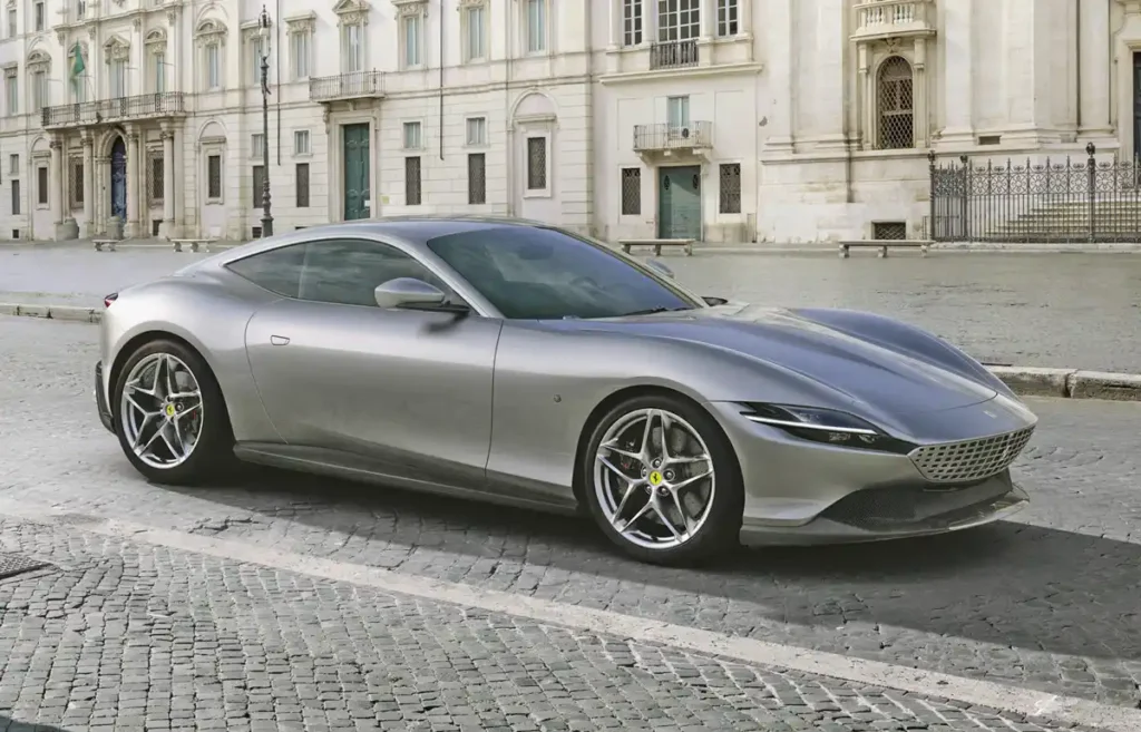 A Ferrari Romához felárasak a vezetősegédek, de alapból az összes fényforrása LED-es