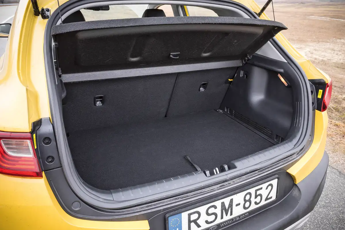 Itt éppen felső helyzetben van az álpadló. A mélység befelé 700, a szélesség 1060 mm, rögzítőszemből hatot találunk