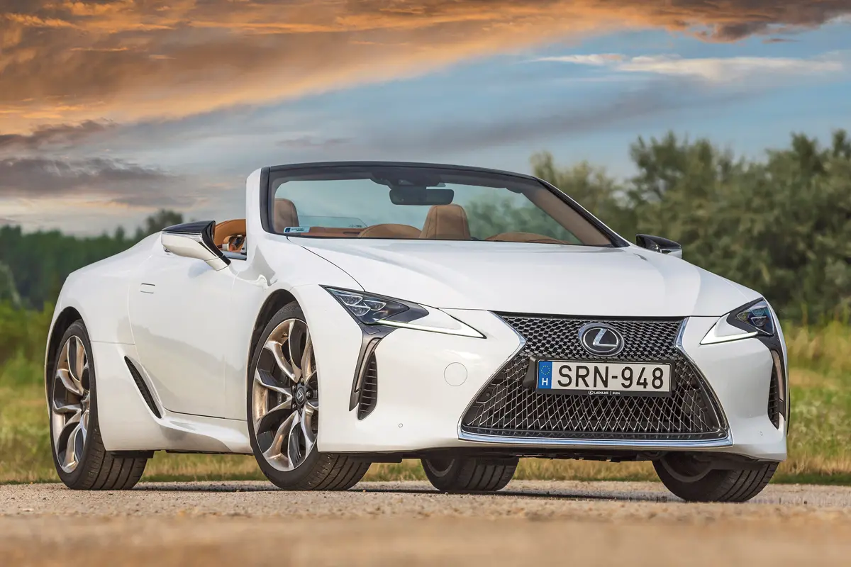 Azonnal felismerhetően Lexus, lenyűgöző arányokkal, fino-man kidolgozott részletekkel. A tripla-LED fényszórók nappallá varázsolják az éjszakát