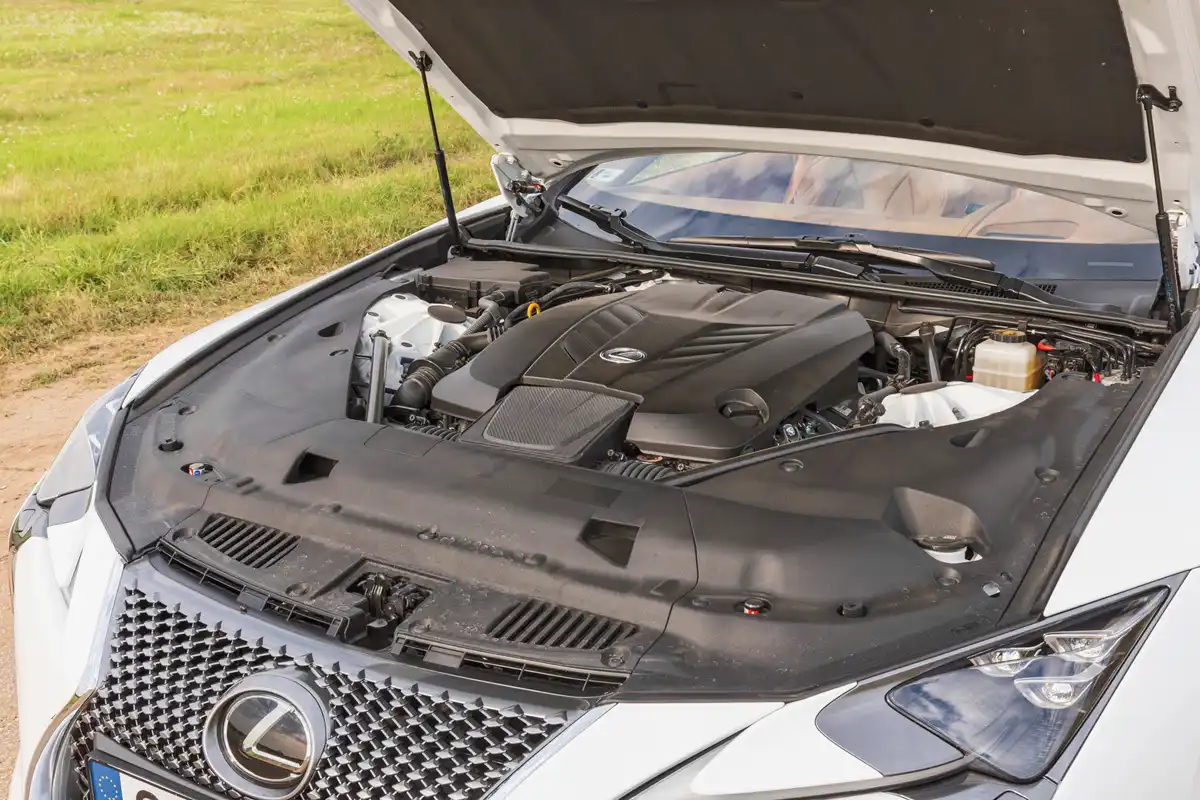 Teljesen hátratolták az 5,0 l-es V8-ast. Tíz helyett fele ennyi fokozatú automata is bőven elegendő lenne hozzá