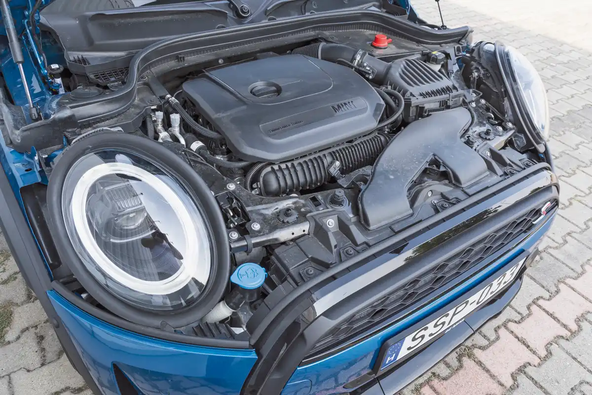 Csak a Cooper S és a JCW kivitelű Minik kapnak négyhengeres benzinmotort. 178 LE és 280 Nm tekeri az első kerekeket, a végsebesség 235 km/h